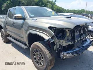 2025 Toyota Tacoma TRD Sport Hybrid с VIN 3TYLC5LN4ST016926, выставлен на аукционе IAAI как лот 42823583 с пробегом 5 412 миль миль и . История ставок и продаж доступна на DreamBid. Изображение 1.