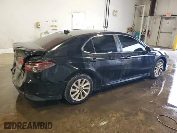 2021 Toyota Camry LE z VIN 4T1C11AK8MU461084, wystawiony jako Copart lot #81567745 z przebiegiem 100 931 mil mil oraz Czysty tytuł • Clean title. Historia ofert i sprzedaży dostępna na DreamBid. Obrazek 3.