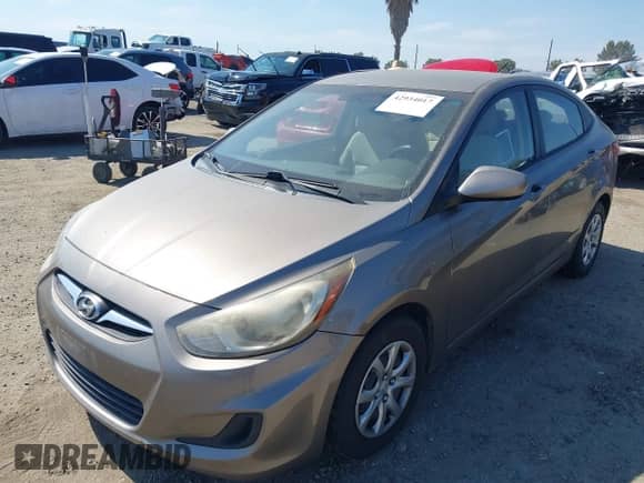 2013 Hyundai Accent GLS z VIN KMHCT4AE2DU317648, wystawiony jako IAAI lot #42934017 z przebiegiem 172 717 mil mil oraz . Historia ofert i sprzedaży dostępna na DreamBid. Obrazek 2.