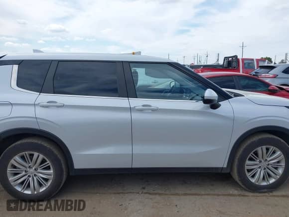 2024 Mitsubishi Outlander ES with VIN JA4J3UA88RZ012424, listed as a IAAI auction lot 43268094 with 33,505 mi miles and . Bid and sale history available at DreamBid. Image 13.