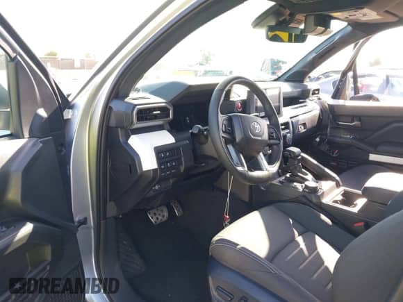 2024 Toyota Tacoma SR5 z VIN 3TMLB5JN5RM039515, wystawiony jako IAAI lot #42416031 z przebiegiem 10 900 mil mil oraz . Historia ofert i sprzedaży dostępna na DreamBid. Obrazek 5.