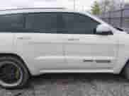 2018 Jeep Grand Cherokee Trackhawk z VIN 1C4RJFN96JC293787, wystawiony jako IAAI lot #39122517 z przebiegiem 69 781 mil mil oraz . Historia ofert i sprzedaży dostępna na DreamBid. Obrazek 13.