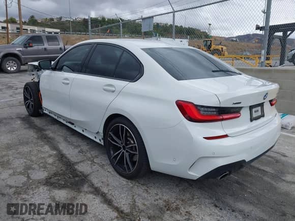 2021 BMW 3 Series 330e xDrive z VIN WBA5P9C00MFK93416, wystawiony jako IAAI lot #41525725 z przebiegiem 24 831 mil mil oraz . Historia ofert i sprzedaży dostępna na DreamBid. Obrazek 3.