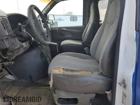 2004 Chevrolet Express Passenger z VIN 1GAHG39U841193979, wystawiony jako Copart lot #64453355 z przebiegiem 179 293 mil mil oraz Szkoda całkowita • Salvage title. Historia ofert i sprzedaży dostępna na DreamBid. Obrazek 7.