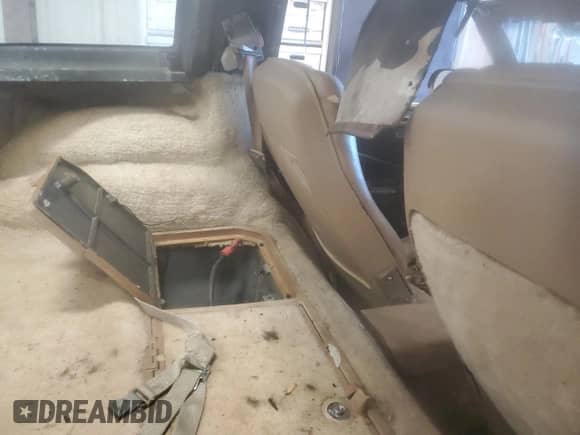 1981 Chevrolet Corvette z VIN 1G1AY8763BS411382, wystawiony jako Copart lot #46404285 z przebiegiem 79 581 mil mil oraz Czysty tytuł • Clean title. Historia ofert i sprzedaży dostępna na DreamBid. Obrazek 10.