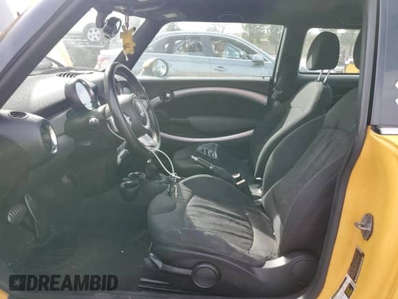 2009 MINI Hardtop S with VIN WMWMF73599TW87679, listed as a Copart auction lot 46863725 with 102,976 mi miles and Salvage title. Bid and sale history available at DreamBid. Image 7.
