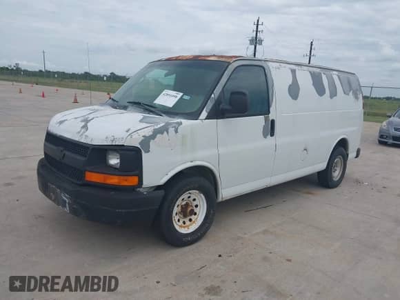 2005 Chevrolet Express Cargo z VIN 1GCFG15X151117900, wystawiony jako IAAI lot #42891098 z przebiegiem 315 393 mil mil oraz . Historia ofert i sprzedaży dostępna na DreamBid. Obrazek 2.