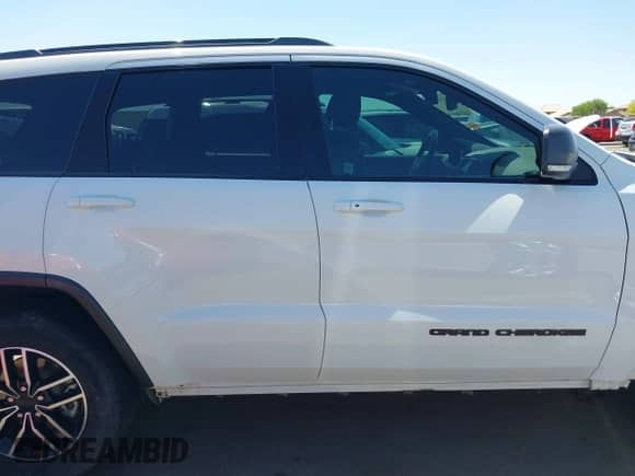 2019 Jeep Grand Cherokee Trailhawk with VIN 1C4RJFLT2KC762132, listed as a IAAI auction lot 42131964 with 92,477 mi miles and . Bid and sale history available at DreamBid. Image 14.