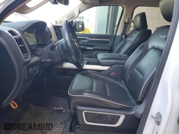 2020 Ram 1500 Laramie z VIN 1C6SRFJT8LN355037, wystawiony jako Copart lot #83815665 z przebiegiem Nie podano mil oraz Szkoda całkowita • Salvage title. Historia ofert i sprzedaży dostępna na DreamBid. Obrazek 7.