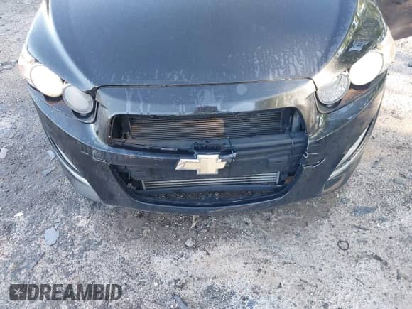 2013 Chevrolet Sonic RS z VIN 1G1JH6SB9D4176972, wystawiony jako IAAI lot #42191316 z przebiegiem 85 102 mil mil oraz . Historia ofert i sprzedaży dostępna na DreamBid. Obrazek 6.