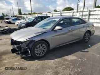 2024 Hyundai Elantra SEL с VIN KMHLM4DG9RU710726, выставлен на аукционе Copart как лот 81527715 с пробегом 43 717 миль миль и Списание • Salvage title. История ставок и продаж доступна на DreamBid. Изображение 1.
