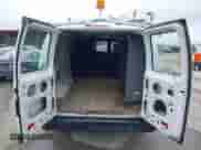 2009 Ford Econoline Cargo Commercial z VIN 1FTNE14W49DA93428, wystawiony jako IAAI lot #41641859 z przebiegiem 220 630 mil mil oraz . Historia ofert i sprzedaży dostępna na DreamBid. Obrazek 17.