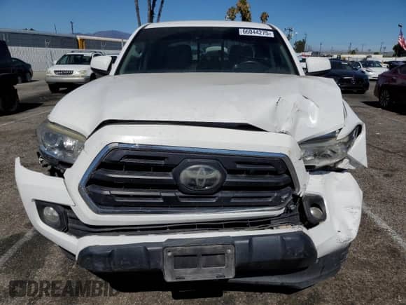 2018 Toyota Tacoma SR z VIN 5TFAX5GN8JX132267, wystawiony jako Copart lot #66044275 z przebiegiem 131 994 mil mil oraz Szkoda całkowita • Salvage title. Historia ofert i sprzedaży dostępna na DreamBid. Obrazek 5.