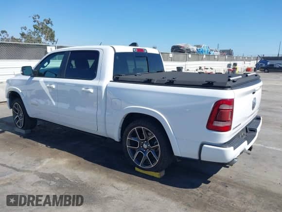 2020 Ram 1500 Laramie z VIN 1C6SRFJT3LN308871, wystawiony jako IAAI lot #42853239 z przebiegiem 45 620 mil mil oraz . Historia ofert i sprzedaży dostępna na DreamBid. Obrazek 3.