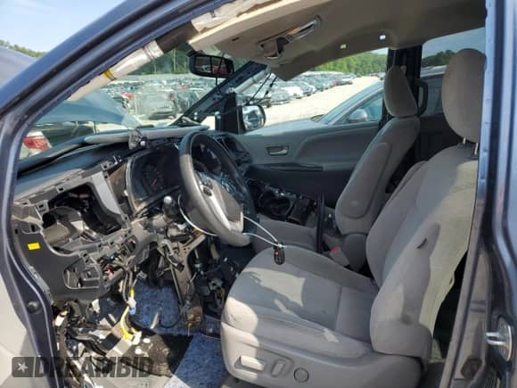 2015 Toyota Sienna LE z VIN 5TDJK3DC2FS124409, wystawiony jako Copart lot #67628935 z przebiegiem 123 028 mil mil oraz Czysty tytuł • Clean title. Historia ofert i sprzedaży dostępna na DreamBid. Obrazek 7.