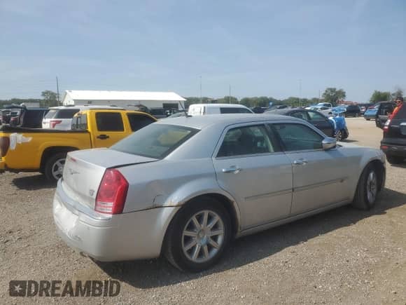 2008 Chrysler 300 C Hemi с VIN 2C3LA63H78H211061, выставлен на аукционе Copart как лот 71442965 с пробегом 212 054 миль миль и Списание • Salvage title. История ставок и продаж доступна на DreamBid. Изображение 3.