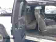 2003 Chevrolet Silverado 2500HD LT z VIN 1GCHK29U23E116984, wystawiony jako IAAI lot #43217859 z przebiegiem 265 239 mil mil oraz . Historia ofert i sprzedaży dostępna na DreamBid. Obrazek 8.