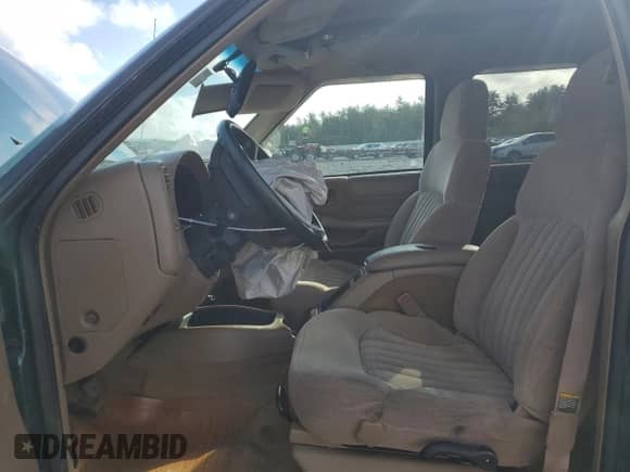 1998 Chevrolet Blazer LT z VIN 1GNDT13W8W2224605, wystawiony jako Copart lot #73725674 z przebiegiem Nie podano mil oraz Czysty tytuł • Clean title. Historia ofert i sprzedaży dostępna na DreamBid. Obrazek 7.