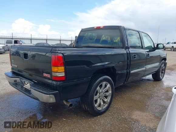 2006 GMC Sierra 1500 SL z VIN 2GTEC13V361346180, wystawiony jako IAAI lot #42227724 z przebiegiem 254 431 mil mil oraz . Historia ofert i sprzedaży dostępna na DreamBid. Obrazek 4.