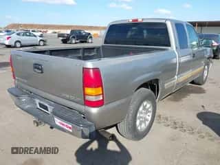 2001 Chevrolet Silverado 1500 LS z VIN 1GCEC19T71Z129656, wystawiony jako IAAI lot #43417159 z przebiegiem 216 452 mil mil oraz . Historia ofert i sprzedaży dostępna na DreamBid. Obrazek 4.