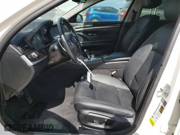 2015 BMW 5 Series 528i z VIN WBA5A5C5XFD512533, wystawiony jako Copart lot #90043495 z przebiegiem 103 738 mil mil oraz Czysty tytuł • Clean title. Historia ofert i sprzedaży dostępna na DreamBid. Obrazek 7.