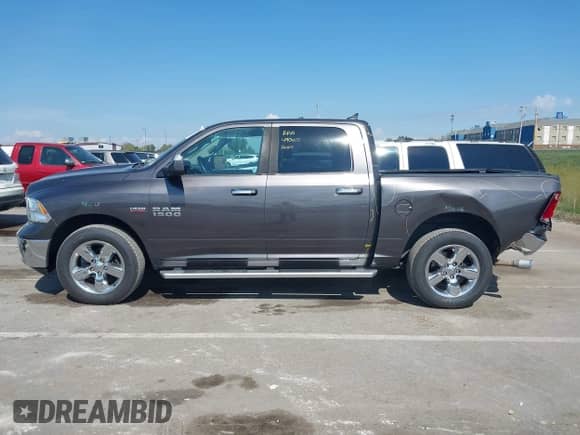 2017 Ram 1500 Big Horn z VIN 1C6RR7LT5HS503770, wystawiony jako IAAI lot #43354617 z przebiegiem 139 449 mil mil oraz . Historia ofert i sprzedaży dostępna na DreamBid. Obrazek 14.