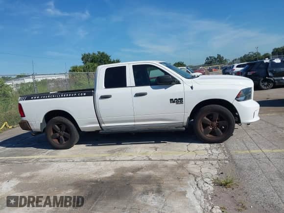 2019 Ram 1500 Tradesman z VIN 1C6RR6FGXKS555623, wystawiony jako IAAI lot #43311577 z przebiegiem 211 644 mil mil oraz . Historia ofert i sprzedaży dostępna na DreamBid. Obrazek 13.