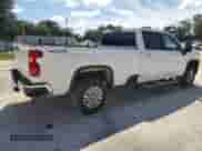 2025 Chevrolet Silverado 2500HD LT z VIN 1GC1KNEYXSF333526, wystawiony jako Copart lot #71401295 z przebiegiem 6 924 mil mil oraz Czysty tytuł • Clean title. Historia ofert i sprzedaży dostępna na DreamBid. Obrazek 3.