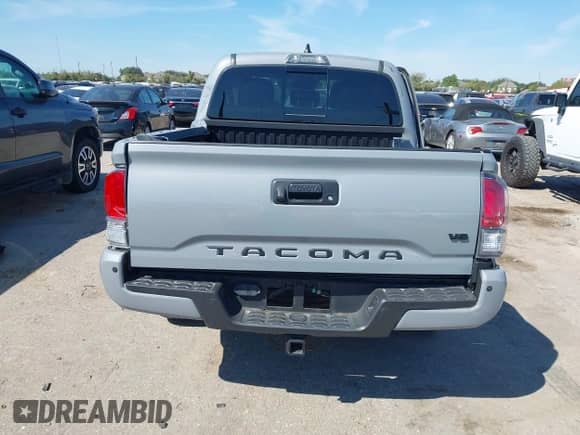 2021 Toyota Tacoma SR5 z VIN 5TFAZ5CN4MX097831, wystawiony jako IAAI lot #43320227 z przebiegiem 31 588 mil mil oraz . Historia ofert i sprzedaży dostępna na DreamBid. Obrazek 16.