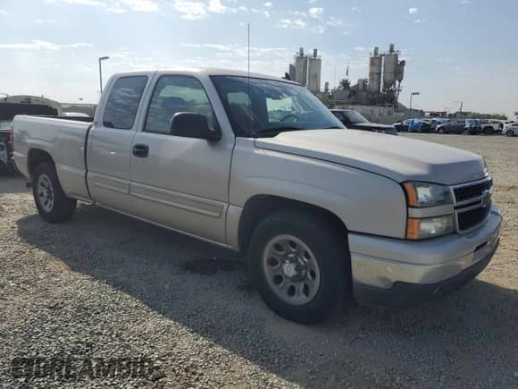 2006 Chevrolet Silverado 1500 Work Truck z VIN 1GCEC19VX6Z214600, wystawiony jako Copart lot #70415005 z przebiegiem 254 222 mil mil oraz Czysty tytuł • Clean title. Historia ofert i sprzedaży dostępna na DreamBid. Obrazek 4.