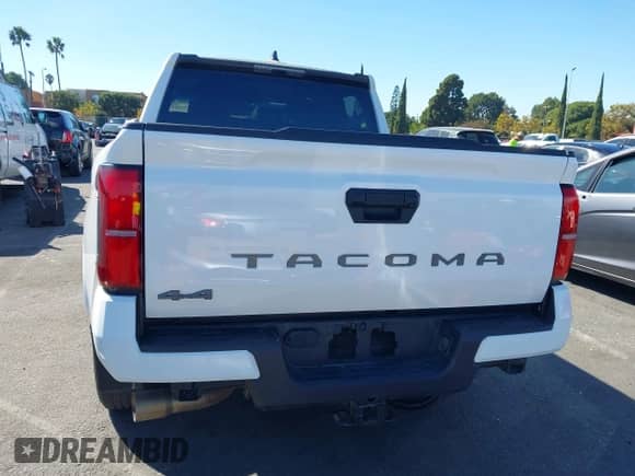 2024 Toyota Tacoma TRD Off Road с VIN 3TMLB5JN5RM057125, выставлен на аукционе IAAI как лот 43274488 с пробегом 22 542 миль миль и . История ставок и продаж доступна на DreamBid. Изображение 16.