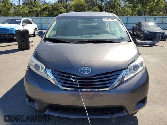2017 Toyota Sienna LE Auto Access Seat z VIN 5TDKZ3DC9HS824849, wystawiony jako Copart lot #68481085 z przebiegiem Nie podano mil oraz Szkoda całkowita • Salvage title. Historia ofert i sprzedaży dostępna na DreamBid. Obrazek 5.