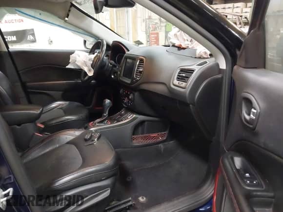 2019 Jeep Compass Trailhawk z VIN 3C4NJDDB0KT709054, wystawiony jako IAAI lot #42576287 z przebiegiem 113 796 mil mil oraz . Historia ofert i sprzedaży dostępna na DreamBid. Obrazek 5.
