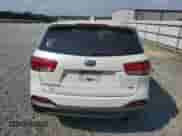 2018 Kia Sorento LX z VIN 5XYPG4A38JG413581, wystawiony jako Copart lot #64267455 z przebiegiem 177 424 mil mil oraz Czysty tytuł • Clean title. Historia ofert i sprzedaży dostępna na DreamBid. Obrazek 6.