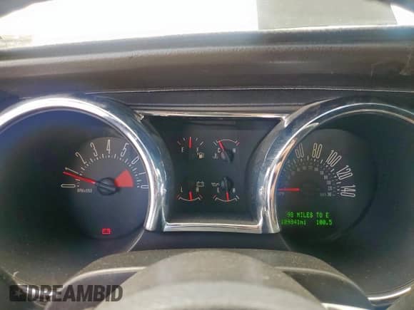2005 Ford Mustang GT Deluxe z VIN 1ZVHT85H255211280, wystawiony jako Copart lot #69271235 z przebiegiem 109 841 mil mil oraz Czysty tytuł • Clean title. Historia ofert i sprzedaży dostępna na DreamBid. Obrazek 9.