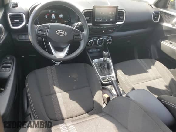 2024 Hyundai Venue SEL z VIN KMHRC8A39RU307352, wystawiony jako Copart lot #55145674 z przebiegiem 2 532 mil mil oraz Szkoda całkowita • Salvage title. Historia ofert i sprzedaży dostępna na DreamBid. Obrazek 8.