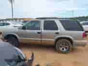 2003 Chevrolet Blazer LS с VIN 1GNCS13X43K102715, выставлен на аукционе IAAI как лот 41983401 с пробегом 164 897 миль миль и . История ставок и продаж доступна на DreamBid. Изображение 14.
