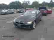 2013 BMW 3 Series 320i xDrive z VIN WBA3C3C5XDF978535, wystawiony jako IAAI lot #43579123 z przebiegiem 309 255 mil mil oraz . Historia ofert i sprzedaży dostępna na DreamBid. Obrazek 6.