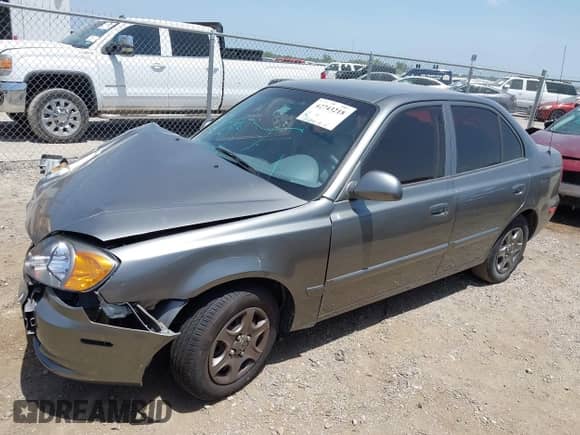 2005 Hyundai Accent GLS z VIN KMHCG45C55U608336, wystawiony jako IAAI lot #42743218 z przebiegiem 221 254 mil mil oraz . Historia ofert i sprzedaży dostępna na DreamBid. Obrazek 2.