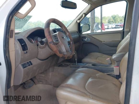 2015 Nissan Frontier SL z VIN 1N6AD0EV8FN748095, wystawiony jako IAAI lot #43320483 z przebiegiem 187 141 mil mil oraz . Historia ofert i sprzedaży dostępna na DreamBid. Obrazek 5.