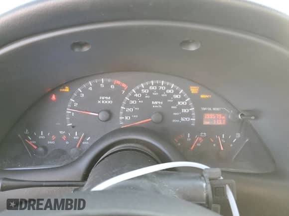 2002 Chevrolet Camaro z VIN 2G1FP22K222102393, wystawiony jako Copart lot #81532554 z przebiegiem 199 579 mil mil oraz Czysty tytuł • Clean title. Historia ofert i sprzedaży dostępna na DreamBid. Obrazek 9.