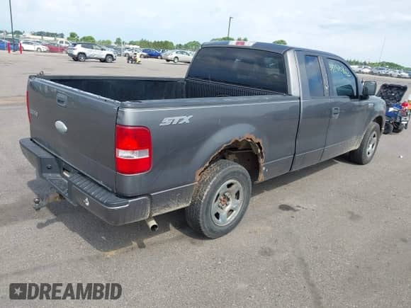 2006 Ford F-150 STX с VIN 1FTRX12W66FA38915, выставлен на аукционе IAAI как лот 42510802 с пробегом Не указан миль и . История ставок и продаж доступна на DreamBid. Изображение 4.