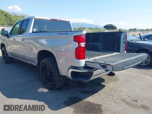 2020 Chevrolet Silverado 1500 LT with VIN 1GCRYDED3LZ233681, listed as a IAAI auction lot 43157962 with 124,586 mi miles and . Bid and sale history available at DreamBid. Image 3.