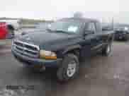 2001 Dodge Dakota Sport z VIN 1B7GG22N81S212519, wystawiony jako IAAI lot #43557080 z przebiegiem 150 028 mil mil oraz . Historia ofert i sprzedaży dostępna na DreamBid. Obrazek 2.