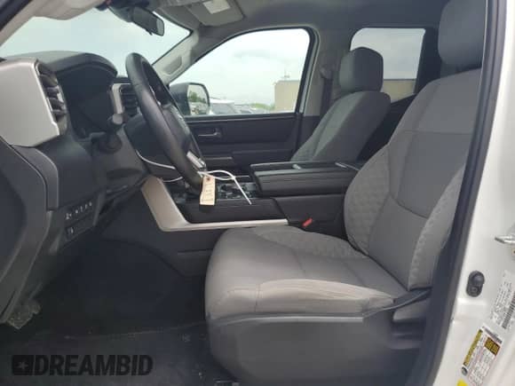 2023 Toyota Tundra SR5 z VIN 5TFLA5DA3PX129765, wystawiony jako Copart lot #55283515 z przebiegiem 35 589 mil mil oraz Szkoda całkowita • Salvage title. Historia ofert i sprzedaży dostępna na DreamBid. Obrazek 7.