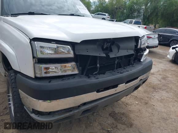 2003 Chevrolet Silverado 2500HD LT z VIN 1GCHK23153F256035, wystawiony jako IAAI lot #43176158 z przebiegiem Nie podano mil oraz . Historia ofert i sprzedaży dostępna na DreamBid. Obrazek 18.