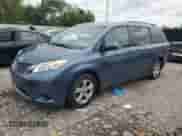 2015 Toyota Sienna LE с VIN 5TDKK3DC2FS654657, выставлен на аукционе Copart как лот 81746955 с пробегом 147 582 миль миль и Списание • Salvage title. История ставок и продаж доступна на DreamBid. Изображение 1.