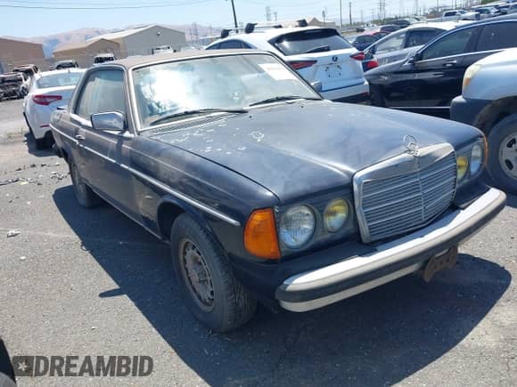 1982 Mercedes-Benz 300 z VIN WDBAB53A7CB000357, wystawiony jako IAAI lot #26824818 z przebiegiem 246 244 mil mil oraz . Historia ofert i sprzedaży dostępna na DreamBid. Obrazek 1.