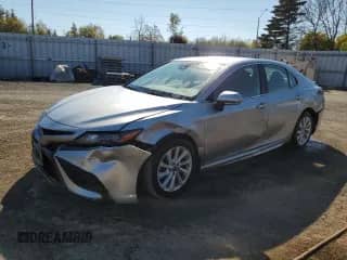 2022 Toyota Camry SE z VIN 4T1G11AK7NU668455, wystawiony jako Copart lot #84560635 z przebiegiem 136 763 mil mil oraz Czysty tytuł • Clean title. Historia ofert i sprzedaży dostępna na DreamBid. Obrazek 1.