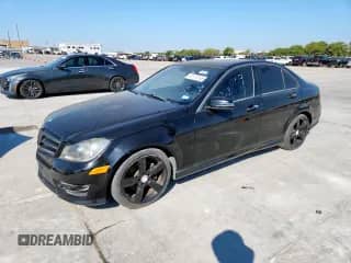2014 Mercedes-Benz C 250 Sport с VIN WDDGF4HB8EA965674, выставлен на аукционе Copart как лот 82175395 с пробегом 122 267 миль миль и Чистый • Clean title. История ставок и продаж доступна на DreamBid. Изображение 1.